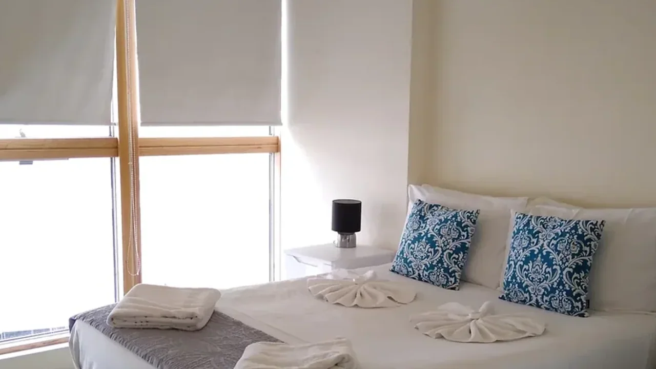 슬립앤슬립 깊은잠베개의 높이와 가격을 비교하는 모습